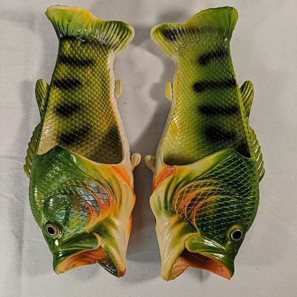 Green Bass Fish Flops Sandals Fishing Flip Flops Men's 42/43 9.5 Summer Gag Gift - Picture 2 of 13